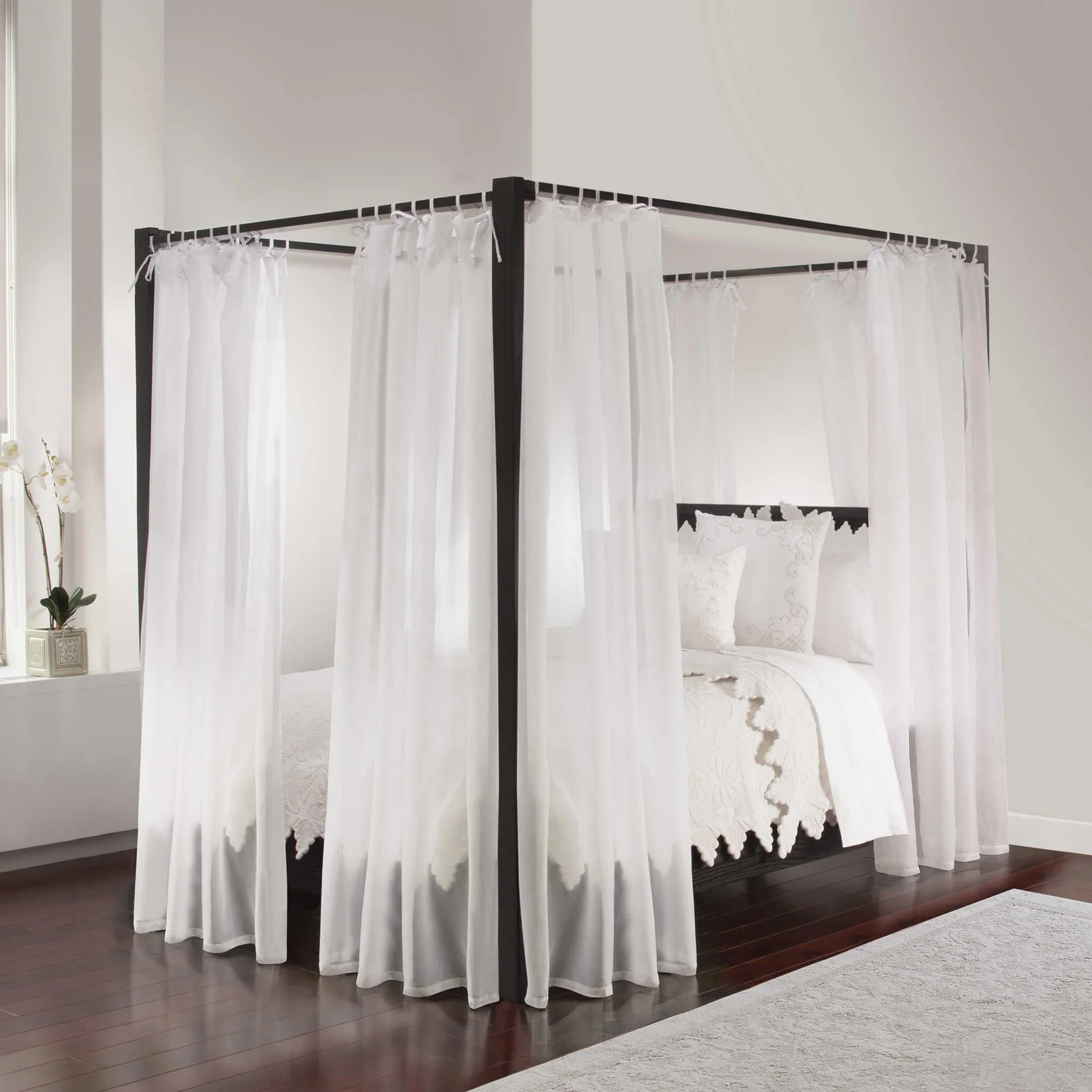 Poster Bed, Regal with Sheer Curtain